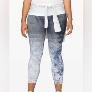 2019- Rare Lululemon Ebb to Train Tight *Wash
White/ Black / Luna size 6